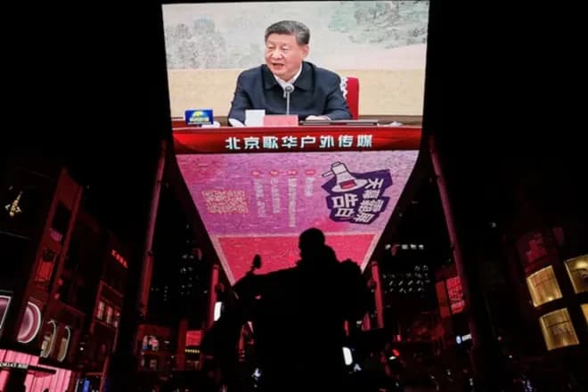 Chủ tịch Tập Cận Bình xuất hiện trên màn hình lớn, tượng trưng cho tầm nhìn và sự lãnh đạo của ông trong việc định hình lại Quân Giải phóng Nhân dân Trung Quốc.