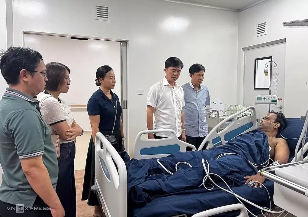 Chủ tịch UBND đặc khu Phú Quốc thăm các du khách bị thương trong vụ lật ca nô tại bệnh viện.