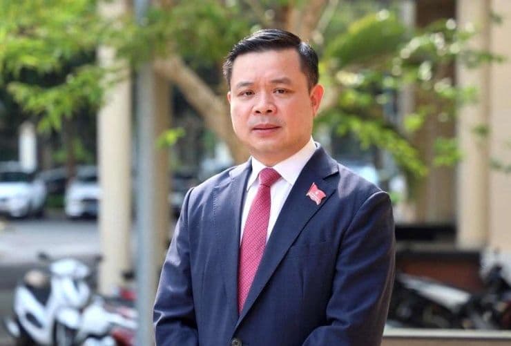 Chủ tịch UBND tỉnh Đắk Lắk Đỗ Hữu Huy, đại diện cho hình ảnh người lãnh đạo xây dựng niềm tin công chúng thông qua hành động và sự liêm chính.