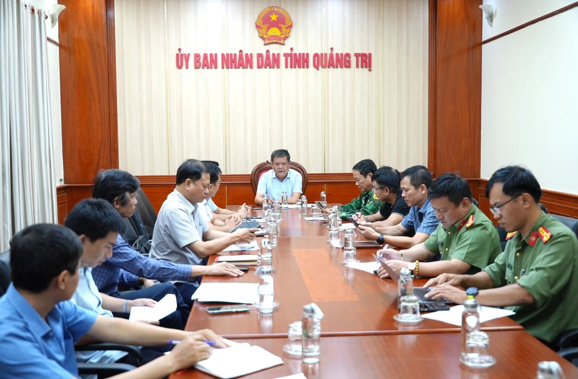 Chủ tịch UBND tỉnh Quảng Trị Trần Phong chủ trì cuộc họp khẩn cấp để ứng phó với bão số 6.