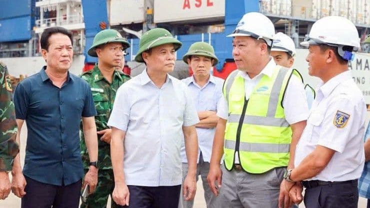Chủ tịch UBND TP Hải Phòng kiểm tra công tác phòng chống bão tại cảng.