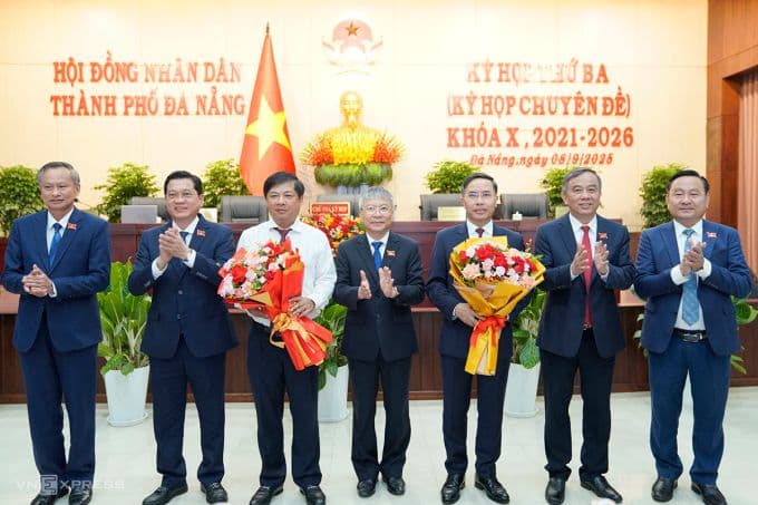 Chủ tịch và các Phó chủ tịch HĐND TP Đà Nẵng chúc mừng ông Phạm Đức Ấn và ông Lương Nguyễn Minh Triết tại lễ nhậm chức.