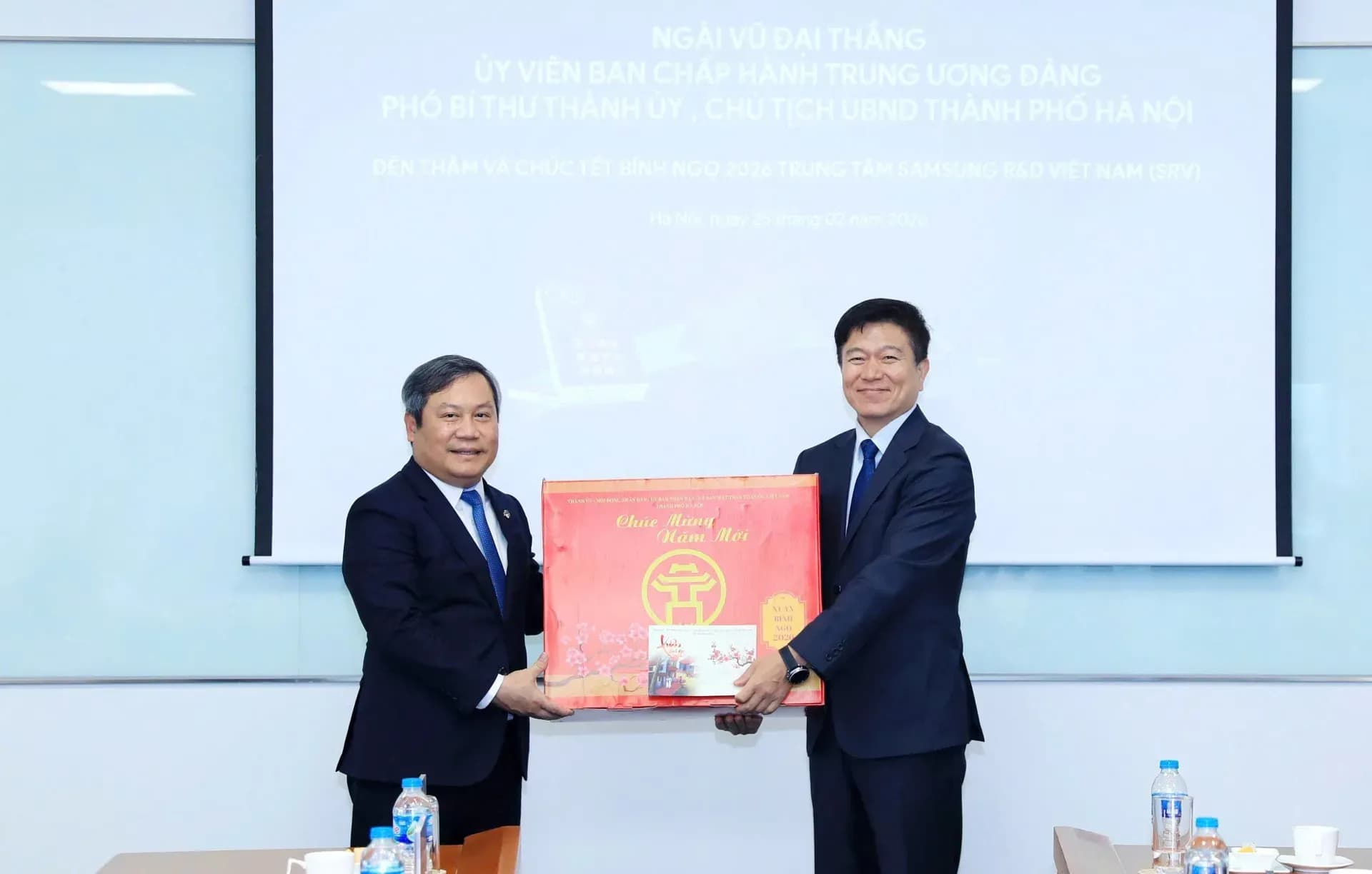 Chủ tịch Vũ Đại Thắng nhận quà từ đại diện Samsung, biểu tượng cho sự hợp tác và phát triển công nghệ hậu COVID-19.