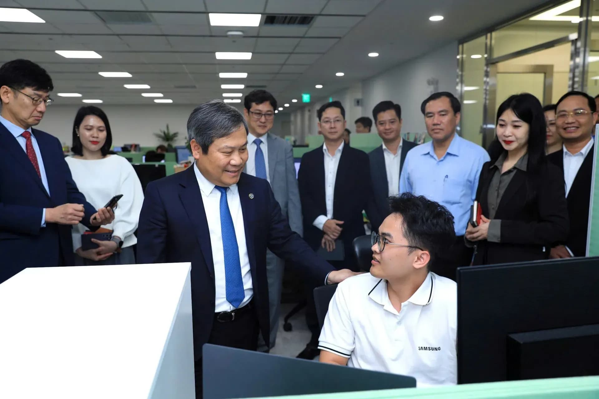 Chủ tịch Vũ Đại Thắng thăm và trao đổi với kỹ sư trẻ tại trung tâm R&D, nhấn mạnh tầm quan trọng của nguồn nhân lực chất lượng cao.