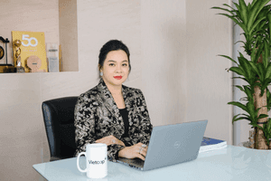 Chủ tịch Vietcap Nguyễn Thanh Phượng tại bàn làm việc, thể hiện sự lãnh đạo và tầm nhìn chiến lược của công ty.