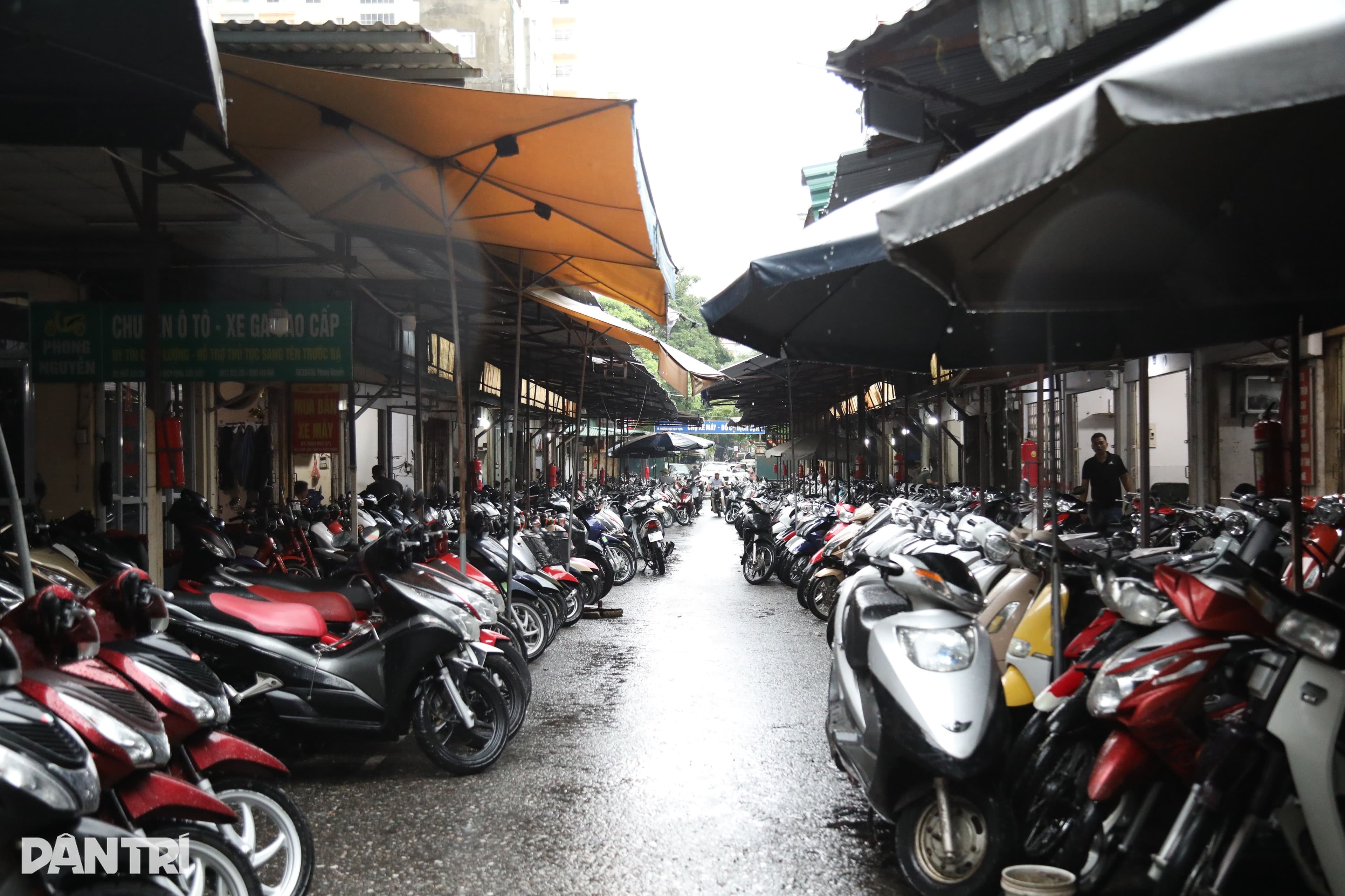 Chợ xe máy cũ lớn nhất Hà Nội vắng vẻ trước lệnh cấm xe xăng