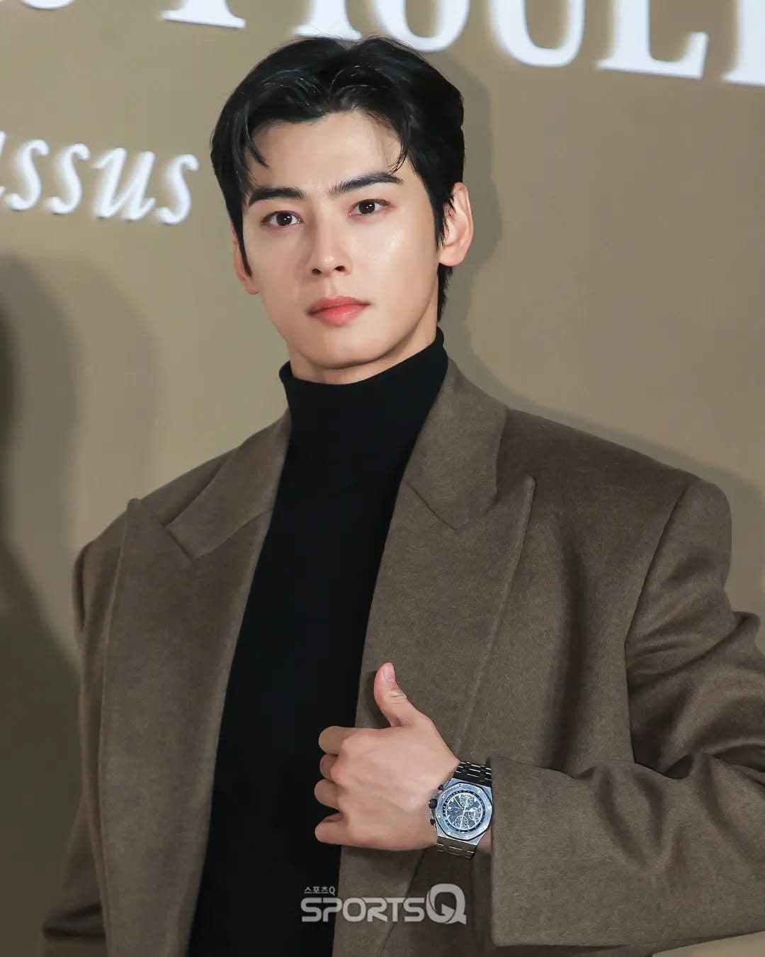 Cha Eun Woo, 'thiên tài khuôn mặt' của làng giải trí Hàn Quốc, trong trang phục lịch lãm.