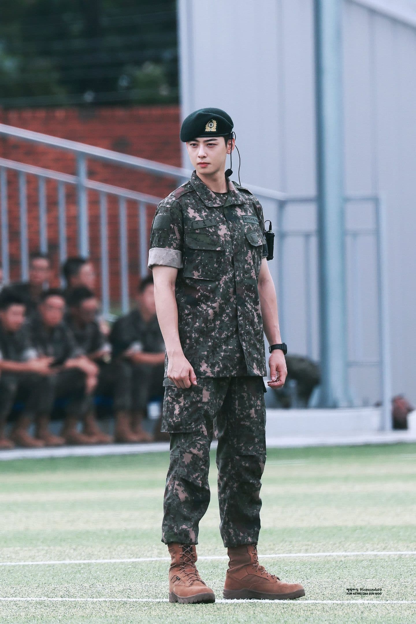 Cha Eun Woo trong quân phục, đối mặt với thách thức giữ vững hình ảnh ngôi sao toàn cầu.