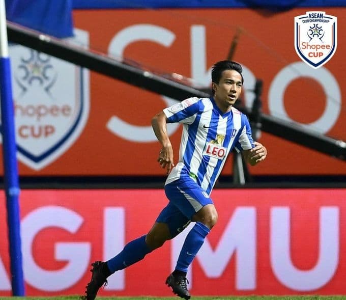 Chanathip Songkrasin của BG Pathum United chạy trên sân trong trận đấu Cúp CLB Đông Nam Á.