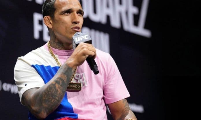 Charles Oliveira điềm tĩnh phát biểu tại họp báo UFC 317