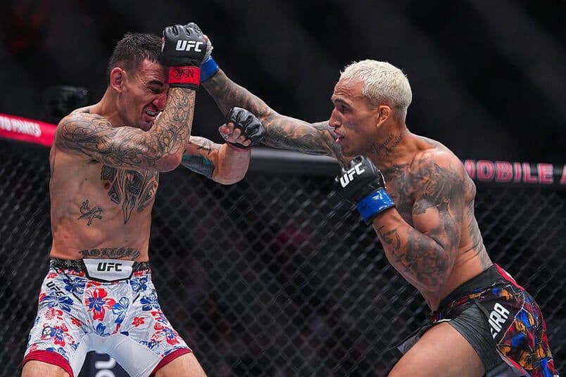 Charles Oliveira tung cú đấm vào Max Holloway trong trận tranh đai BMF tại UFC 326, thể hiện sự thống trị của anh.