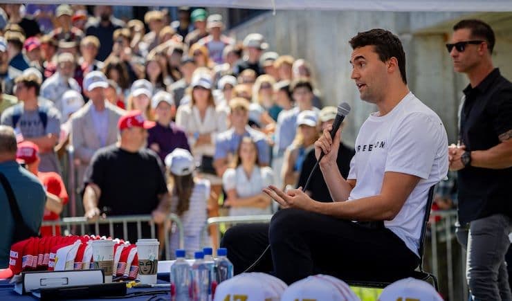 Charlie Kirk đang phát biểu tại Đại học Utah Valley trước đám đông.