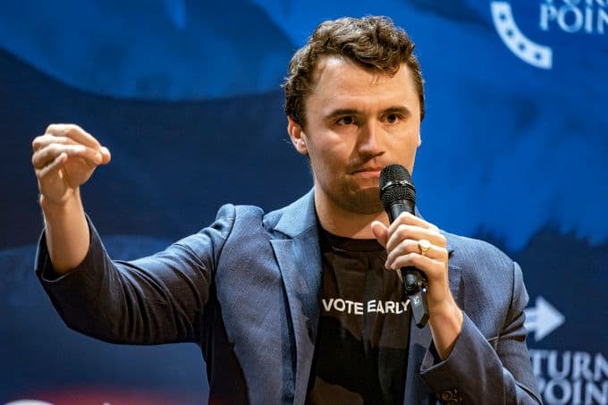 Charlie Kirk phát biểu tại một sự kiện của Turning Point USA