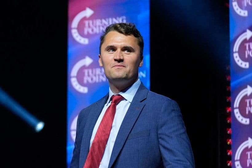 Charlie Kirk trên sân khấu, biểu tượng của ảnh hưởng bảo thủ