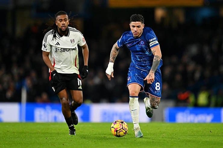 Chelsea (áo xanh) sẽ tạm leo lên ngôi đầu nếu đánh bại Fulham
