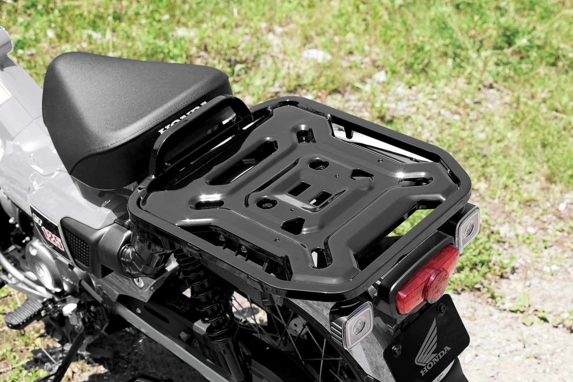 Chi tiết động cơ, ống xả vắt cao và tấm bảo vệ gầm của Honda CT125, nhấn mạnh thiết kế địa hình