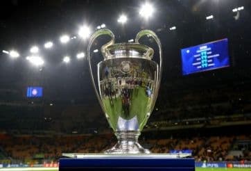 Chiếc cúp UEFA Champions League lấp lánh trên sân vận động.