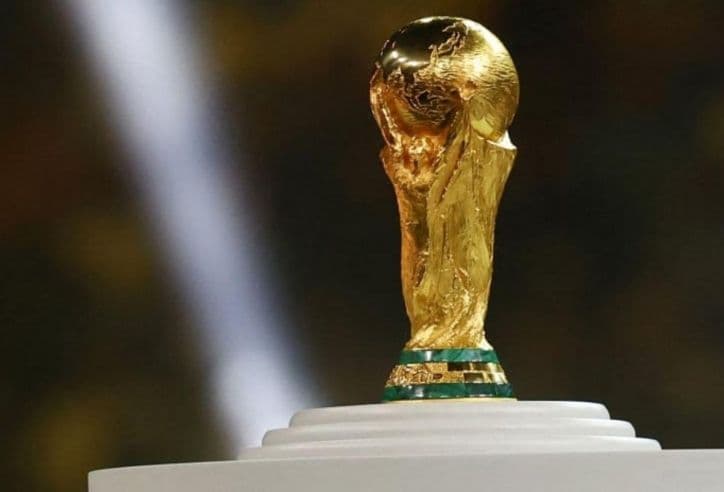 Chiếc cúp vàng World Cup, biểu tượng của giải đấu mà Mỹ và Ecuador đang hướng tới.