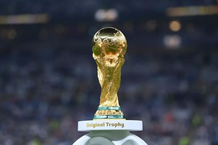 Chiếc cúp vàng World Cup, biểu tượng cho chiến thắng của tư duy chiến thuật và sức mạnh tập thể trong tương lai bóng đá.