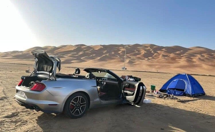 Chiếc Ford Mustang Convertible trong chuyến du lịch của Shark Bình, phản ánh cá tính mạnh mẽ và tinh thần tự do.