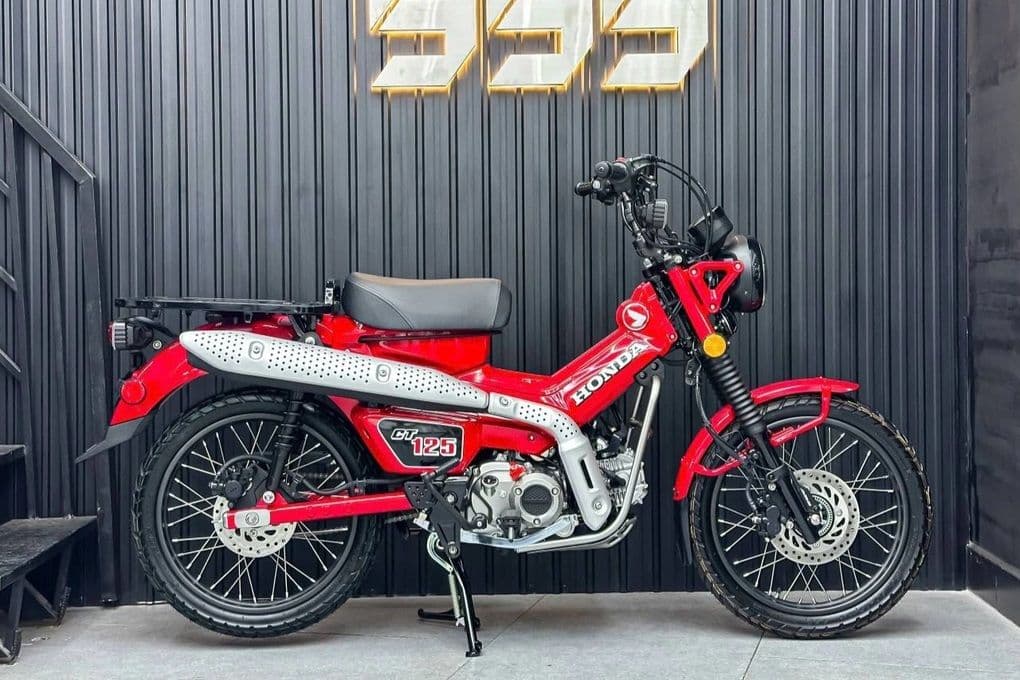 Chiếc Honda CT125 màu đỏ, mẫu xe bị triệu hồi tại Việt Nam do lỗi trục bánh trước