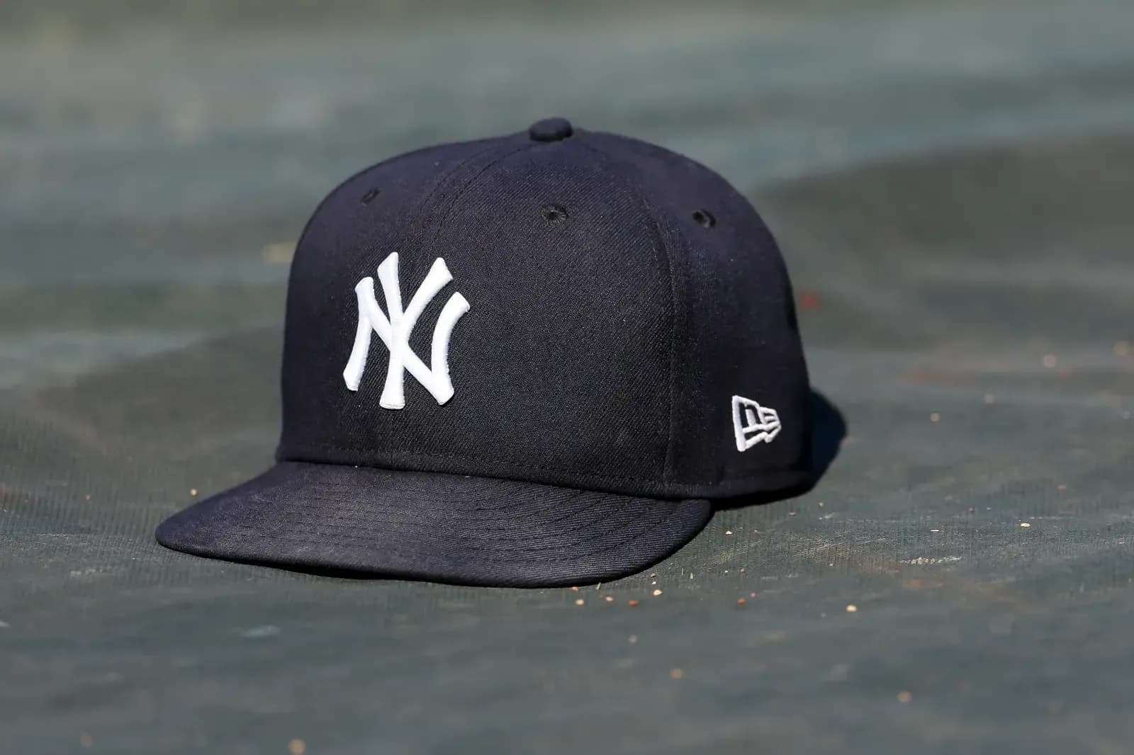 Chiếc nón của New York Yankees, biểu tượng cho tương lai của MLB và cuộc đua không hồi kết trong việc định hình đế chế bóng chày.