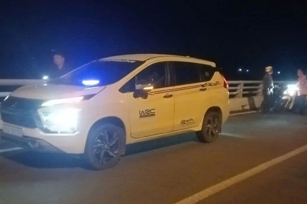 Chiếc ô tô bỏ lại trên cầu Cổ Chiên vào ban đêm, nơi tài xế mất tích
