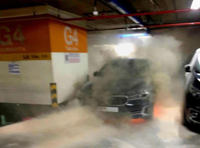 Chiếc ô tô BMW bốc cháy trong hầm gửi xe Takashimaya, khói bao trùm