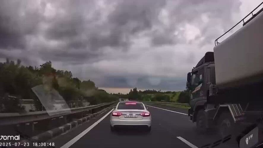 Chiếc xe Audi của rapper Bình Gold lạng lách, đánh võng trên cao tốc Hà Nội - Lào Cai.