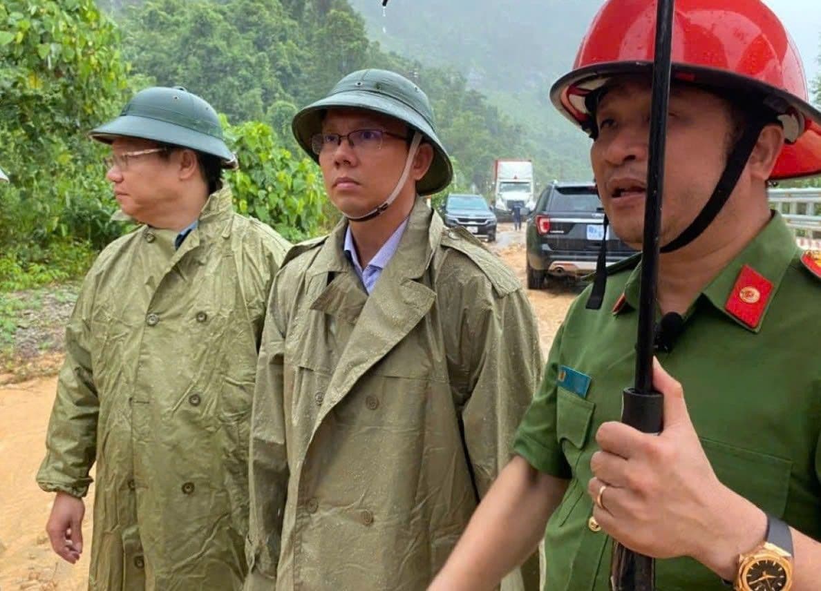 Chiếc xe khách bị vùi lấp trong vụ sạt lở kinh hoàng tại đèo Khánh Lê đêm 16/11.