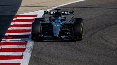 Chiếc xe Mercedes F1 của Russell trên đường đua, thể hiện bản lĩnh toàn diện của tay đua và đội ngũ trong mùa giải 2026.