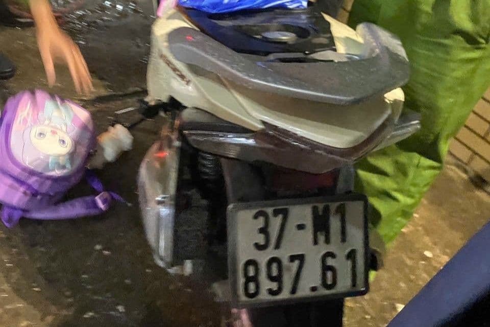 Chiếc xe máy và ba lô học sinh trên cầu Bến Thủy, hiện trường vụ ba bố con mất tích.