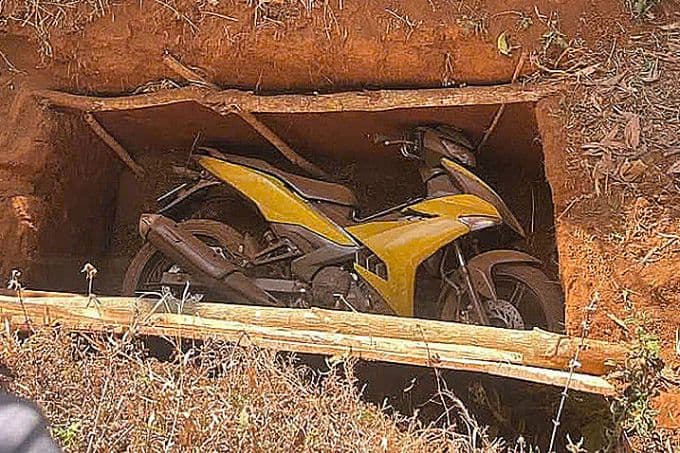 Chiếc xe máy Yamaha Exciter bị chôn giấu, manh mối quyết định trong vụ cướp ngân hàng Gia Lai.