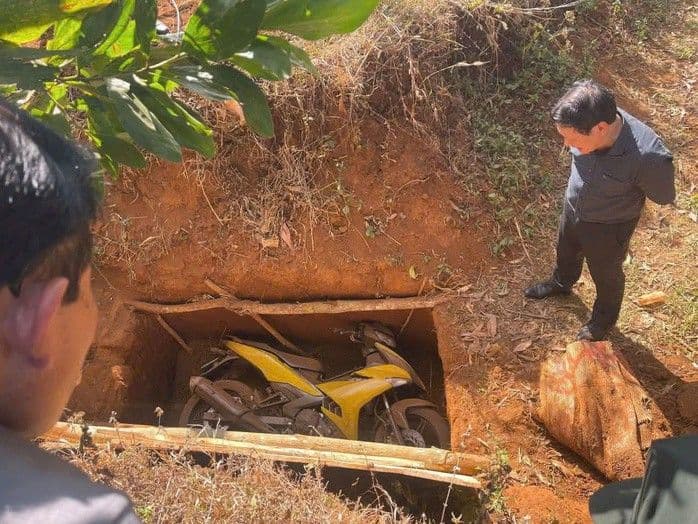 Chiếc xe máy Yamaha Exciter màu vàng đen bị chôn vùi dưới đất, được các điều tra viên phát hiện, là manh mối quan trọng trong vụ cướp ngân hàng Gia Lai.
