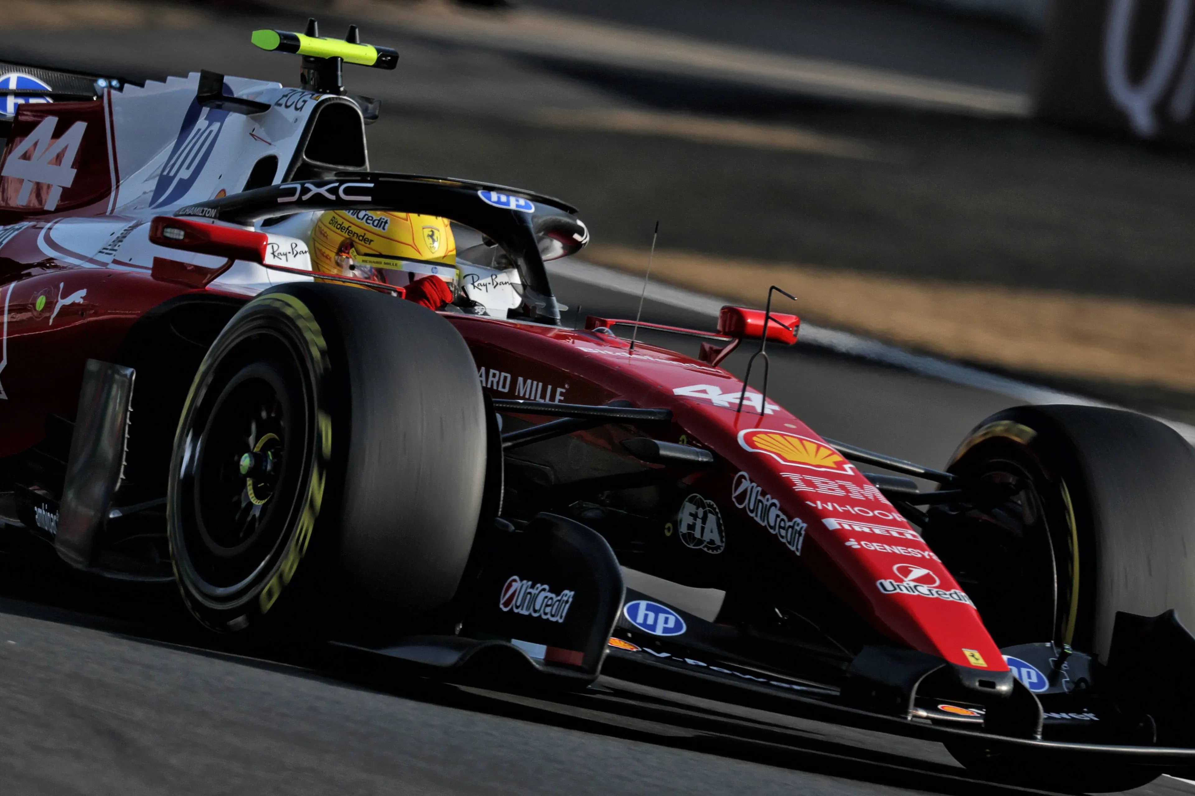 Chiếc xe đua F1 của Ferrari với thiết kế khí động học phức tạp, minh họa kỷ nguyên công nghệ cao định hình môn thể thao tốc độ.