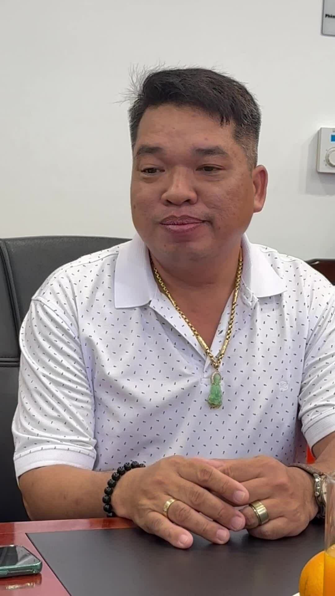Chân dung anh Bùi Văn Mạnh, người trúng Jackpot Vietlott hơn 83 tỷ đồng, không đeo mặt nạ nhận giải.