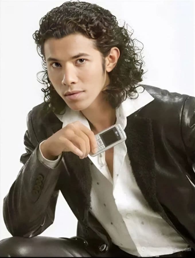 Chân dung ca sĩ Kasim Hoàng Vũ thời trẻ với mái tóc xoăn đặc trưng