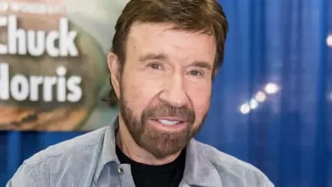 Chân dung Chuck Norris mỉm cười, thể hiện hình ảnh "thần thoại sống" của kỷ nguyên số.