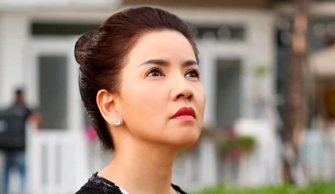 Chân dung diễn viên Ngọc Trinh với ánh mắt nhìn lên đầy suy tư, thể hiện sự nghiệp rực rỡ và những ước mơ còn dang dở.