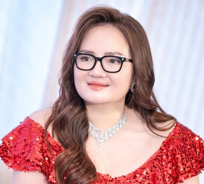 Chân dung Hoàng Hường với hình ảnh tự tin, thành đạt trước khi vướng vòng lao lý.