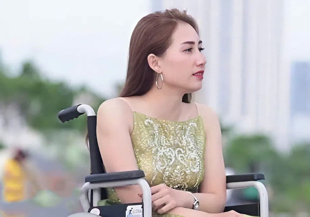 Chân dung Lê Hiền Hạnh ngồi xe lăn với ánh mắt kiên cường và nụ cười nhẹ