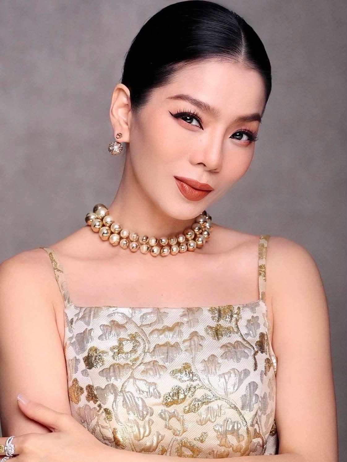 Chân dung Lệ Quyên, 'Nữ hoàng Bolero', với giọng hát đầy nội lực và cảm xúc, kết nối những tâm hồn qua âm nhạc.