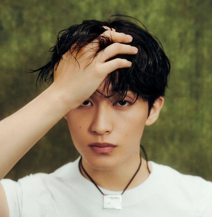 Chân dung Mark Lee, thành viên NCT, với mái tóc đen ướt và ánh nhìn sâu sắc, thể hiện sự trưởng thành và tái định nghĩa bản thân.