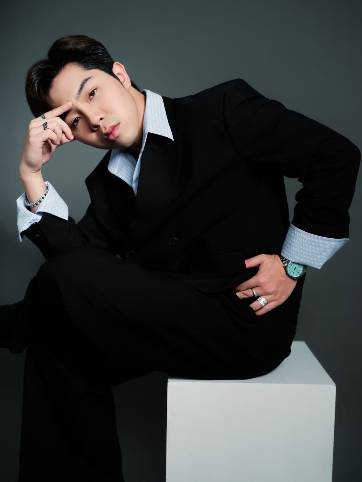 Chân dung Mason Nguyễn trong bộ vest đen, thể hiện hình ảnh nghệ sĩ trưởng thành và chuyên nghiệp.