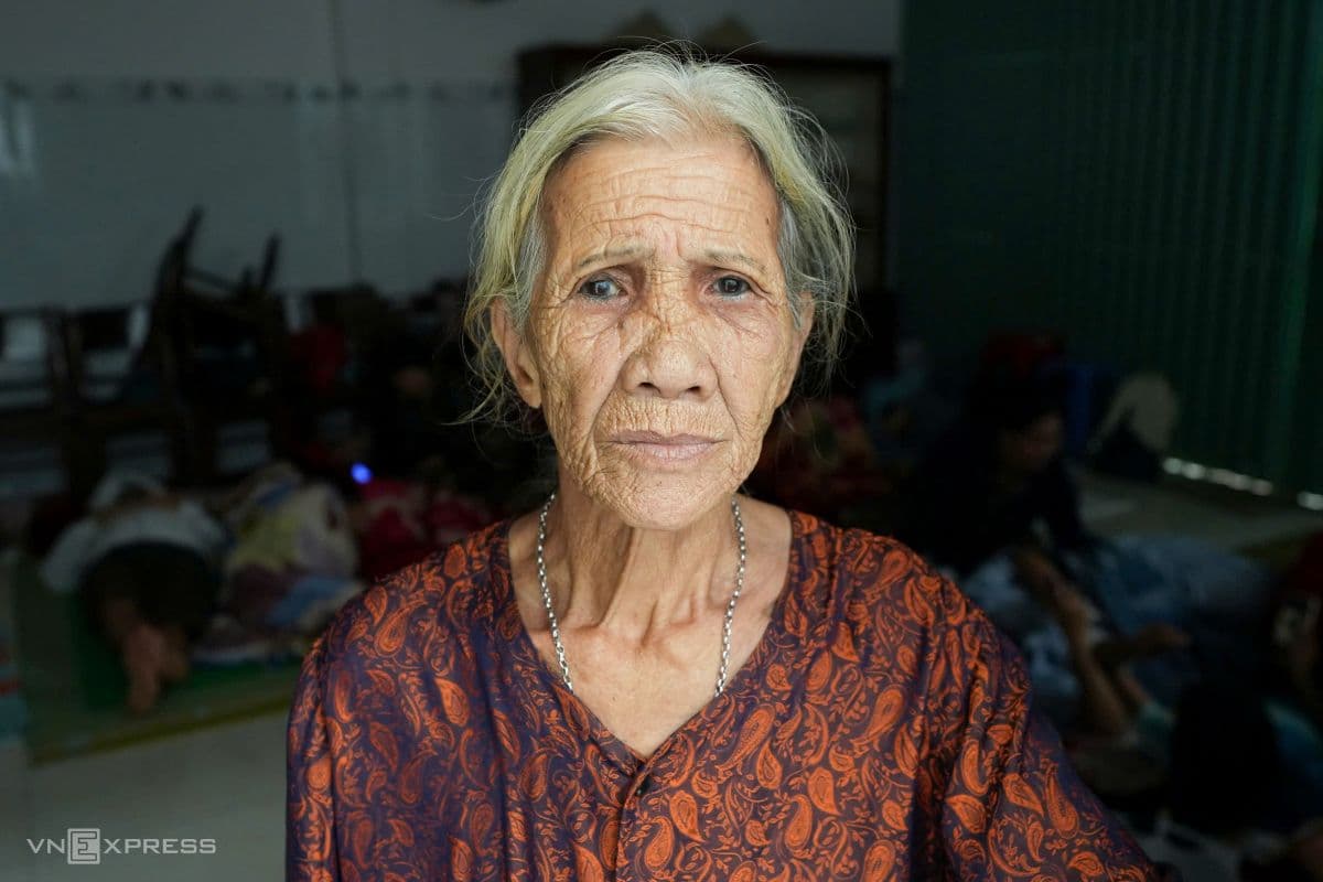 Chân dung một cụ bà trong khu trú ẩn, thể hiện sự kiên cường của cộng đồng sau bão Kalmaegi.