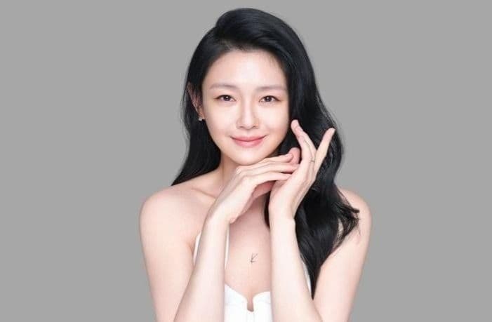 Chân dung một người phụ nữ trẻ, tượng trưng cho Thảo Đây trong hành trình từ trợ lý đến người yêu của ViruSs.