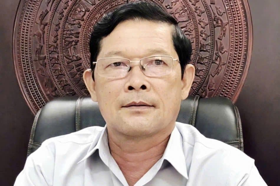 Chân dung một quan chức hoặc doanh nhân, đại diện cho những người có trách nhiệm trong hệ thống quản trị