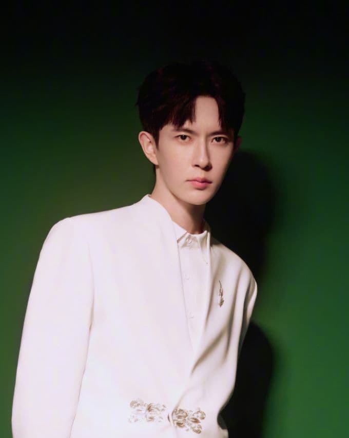 Chân dung nam diễn viên Vu Mông Lung với vẻ mặt trầm tư