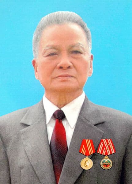 Chân dung đồng chí Trần Phương với huân chương, biểu tượng cho sự cống hiến trọn đời.