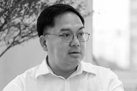 Chân dung ông Hoàng Nam Tiến, người thắp lửa tri thức và khát vọng.